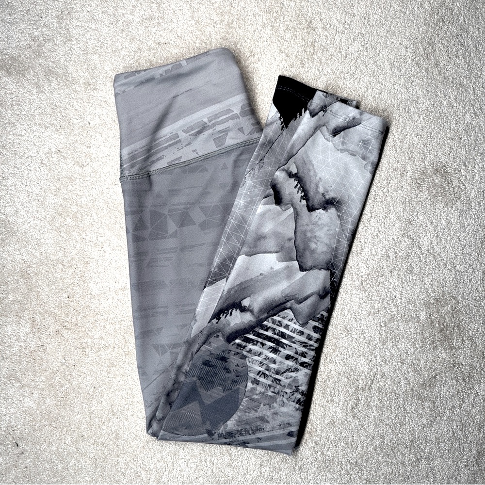 The North face mountain leggings in M - Picture 2 of 6